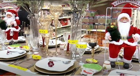 Dotadas de itens natalinos, que transitam dos mais tradicionais e aos mais recentes, as lojas da Capital do Agreste já vêm oferecendo um volume elevado de produtos voltados para a celebração do nascimento de Cristo