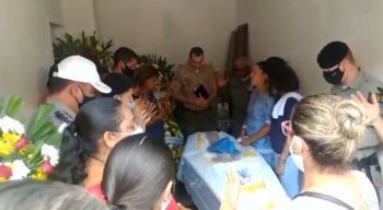 O policial estava de folga, com a esposa, grávida de três meses, e um grupo de amigos, quando foi surpreendido pelos criminosos