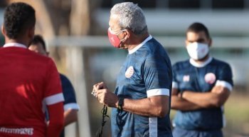 Sob o comando de Hélio dos Anjos, o Timbu precisa vencer e tirar pontos dos adversários.