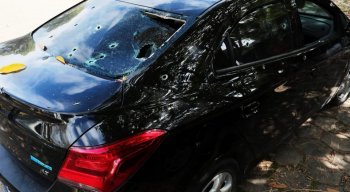 O carro onde as vítimas estavam foi atingido com, pelo menos 25 disparos de arma de fogo