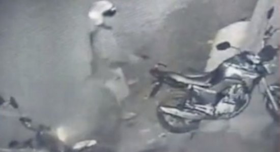 Homens são suspeitos de roubar moto em Santa Cruz