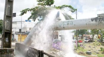 O desperdício de água limpa, segundo eles, começou por volta das 5h, deixando ruas alagadas