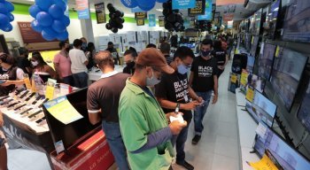 No centro do Recife, as lojas mal abriram e os clientes já foram aproveitar as ofertas