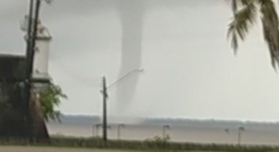 Tromba d'água gigante é vista na orla de Macapá