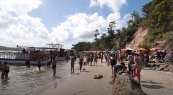 Em Sirinhaém, visitantes lotam a Praia de Guadalupe para tomar banho de argila