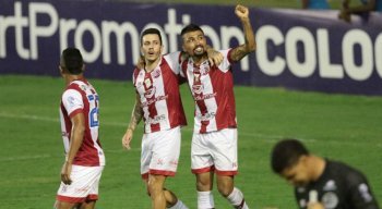 Kieza e Jean Carlos foram elogiados pelo técnico Hélio dos Anjos