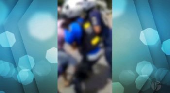 Em imagens gravadas por celular registraram o tumulto e também agentes fazendo uso da força para conter algumas pessoas