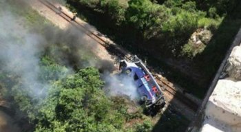 Ônibus cai de viaduto em Minas Gerais