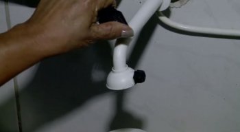 As famílias dizem que, mesmo com as contas em dia, é preciso gastar mais dinheiro para que a água chegue, em carros-pipa