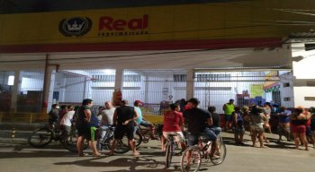 Curiosos se aglomeram em frente ao local do crime