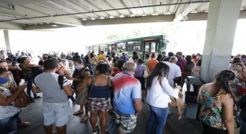 Aglomerações nesta quarta (9) no terminal da Macaxeira, Zona Norte do Recife.