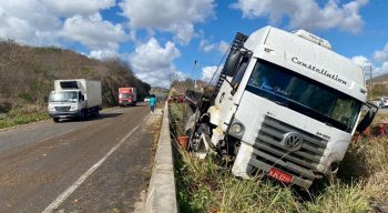 O caminhão que vinha de Juazeiro, na Bahia, com destino a Goiana, aqui em Pernambuco, estava carregado com 24 toneladas de manga
