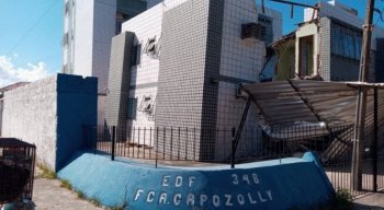 De acordo com a Defesa Civil, ainda não há um laudo sobre a causa do desabamento, mas o órgão não descarta a possibilidade do prédio ter sido construído em um terreno arenoso e com materiais de baixa qualidade