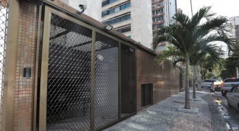 Cinco viaturas do Corpo de Bombeiros foram acionadas para combater o fogo