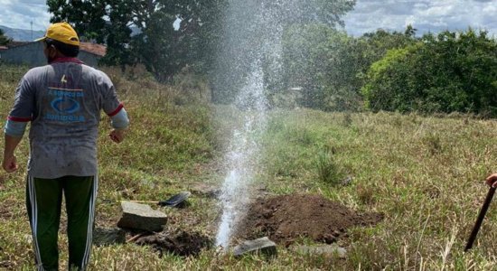 O abastecimento foi suspenso por causa de um vazamento na adutora