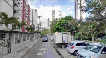 De acordo com os vizinhos, o idoso, que é cadeirante, estava sozinho no apartamento quando o incêndio começou em um dos quartos do imóvel