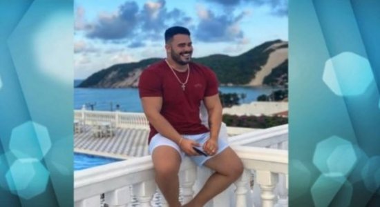 A vítima de 26 anos foi morta na frente da casa onde morava na RMR