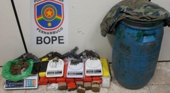 Com eles, a polícia diz ter encontrado uma pistola ponto 40, três revólveres calibre 38, 25 kg de maconha e três balanças de precisão. Todo o material foi encaminhado para a Delegacia de Homicídios Sul.