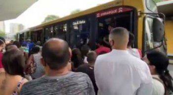 A greve dos motoristas e cobradores de ônibus do Grande Recife teve início nesta terça-feira (22).