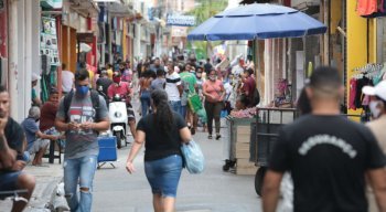 Movimentação nas ruas do centro do Recife, na véspera de Natal