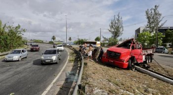 Segundo o motorista, o veículo tombou porque um carro de passeio que estava no mesmo sentido da pista, reduziu a velocidade bruscamente