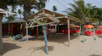 A mulher foi morta a tiros em uma bar na praia de Maria Farinha, no Litoral Norte de Pernambuco