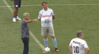 Bolsonaro participou de jogo beneficente no estádio da Vila Belmiro