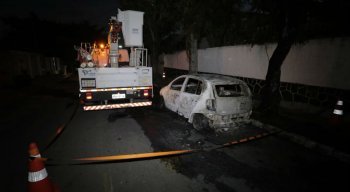 O incidente gerou um incêndio. O fogo chegou a atingir um dos pneus de um veículo que estava estacionado na rua