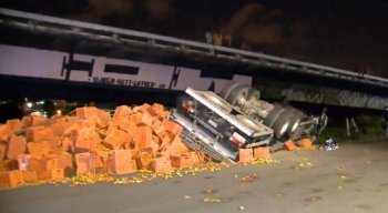 O acidente foi no km 70 da rodovia, próximo ao Ceasa