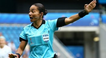 A árbitra brasileira Edina Alves é a única mulher escolhida para apitar o Mundial de Clubes