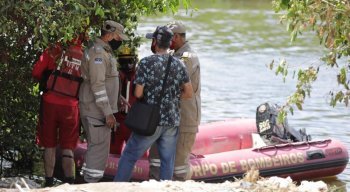 Durante as buscas, dois botes com equipes do Corpo de Bombeiros percorreram o rio e um helicóptero da SDS sobrevoou o local