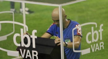 O árbitro Dyorgines Jose Padovani de Andrade anulou um pênalti a favor do Sport com o auxílio do VAR