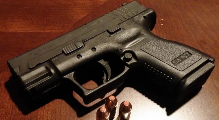 Criança de 12 anos morre depois de atirar acidentalmente em si com arma de um amigo