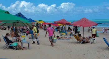 Maioria dos banhistas respeitou uso da máscara na praia de Boa Viagem, na Zona Sul do Recife