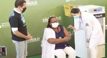 Mônica Calazans, de 54 anos, recebeu o imunizante, ao lado do governador de São Paulo, João Doria (PSDB)