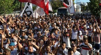 Torcedores do Santa Cruz se reuniram, nos arredores do Arruda, em tempos de pandemia de covid-19. Muitos torcedores estavam sem máscara