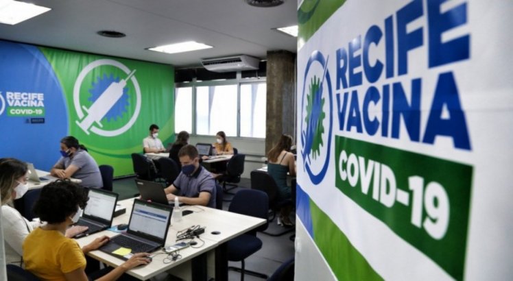 Recife anuncia vacinação contra a covid-19 para todas as pessoas a partir de 40 anos