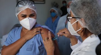 Maria José da Silva foi a primeira vacinada contra covid-19 do dia, no Recife