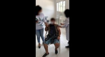 Fotógrafo brinca enquanto toma a vacina