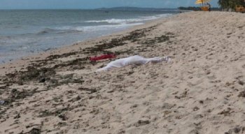 O corpo da mulher estava boiando no mar.