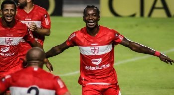 CRB goleou o Figueirense por 5x1, com dois gols de Hyuri (foto)