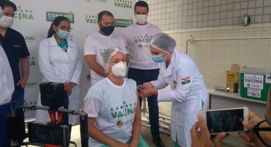 Técnica de enfermagem é a primeira a receber vacina em Caruaru