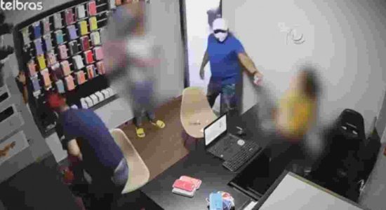 As câmeras de segurança flagraram a ação dos suspeitos