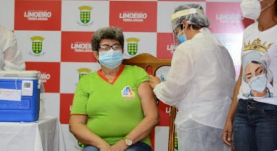 Limoeiro inicia vacinação contra Covid
