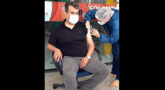 Com doses para menos de 1% da população, secretário de Saúde fura fila da vacinação contra a covid-19 em São José do Egito, Pernambuco