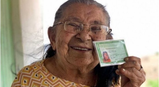 Idosa de 111 anos recebe seu primeiro RG