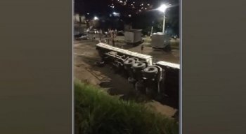 A suposta tentativa de assalto terminou com carreta tombando, 1 morto e dois feridos