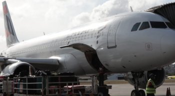 Ao todo, 38.400 doses da vacina chegam ao Recife para serem distribuídas por todo o estado.