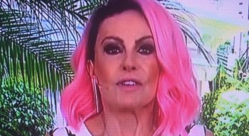 Ana Maria Braga aparece de cabelo rosa na TV