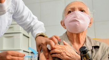 Maria dos Prazeres Lima, de 88 anos, moradora de Camaragibe há 40 anos, foi a primeira idosa vacinada